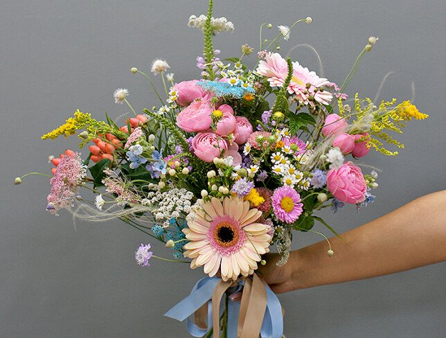 Buchet din gerbera, trandafiri roz si flori de camp foto