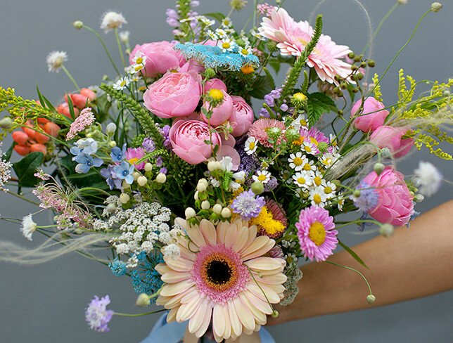 Buchet din gerbera, trandafiri roz si flori de camp foto