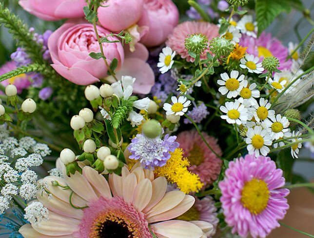 Buchet din gerbera, trandafiri roz si flori de camp foto