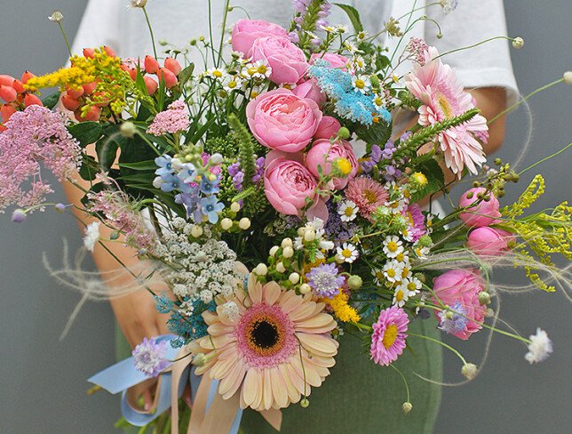 Buchet din gerbera, trandafiri roz si flori de camp foto