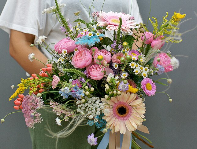 Buchet din gerbera, trandafiri roz si flori de camp foto