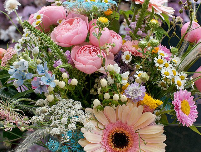 Buchet din gerbera, trandafiri roz si flori de camp foto