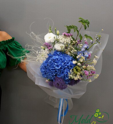 Buchet cu hortensie albastra si flori de camp foto 394x433
