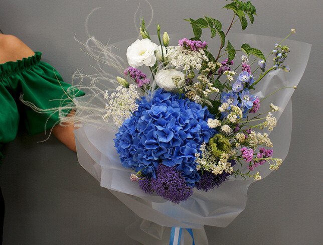 Buchet cu hortensie albastra si flori de camp foto