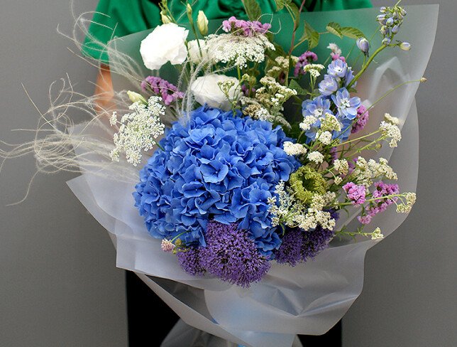 Buchet cu hortensie albastra si flori de camp foto