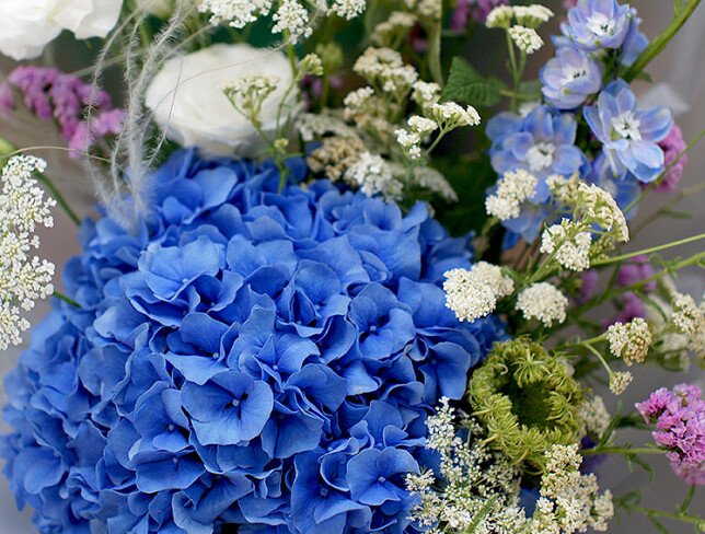 Buchet cu hortensie albastra si flori de camp foto