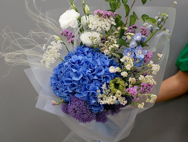 Buchet cu hortensie albastra si flori de camp foto
