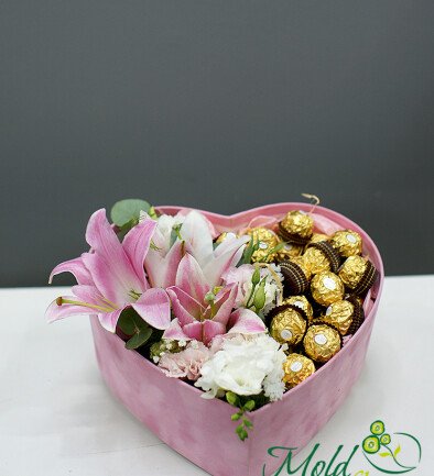 Коробка с розовыми лилиями, эустомой и Ferrero Rocher Фото 394x433