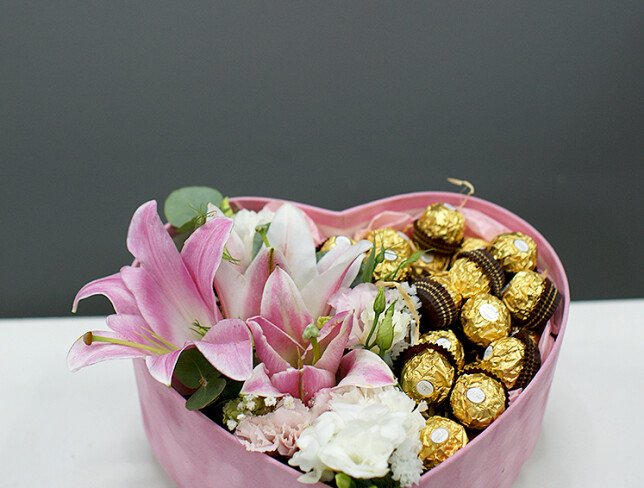 Коробка с розовыми лилиями, эустомой и Ferrero Rocher Фото