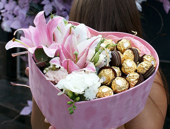 Коробка с розовыми лилиями, эустомой и Ferrero Rocher Фото