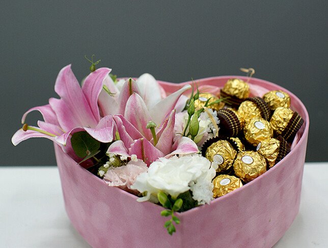 Коробка с розовыми лилиями, эустомой и Ferrero Rocher Фото