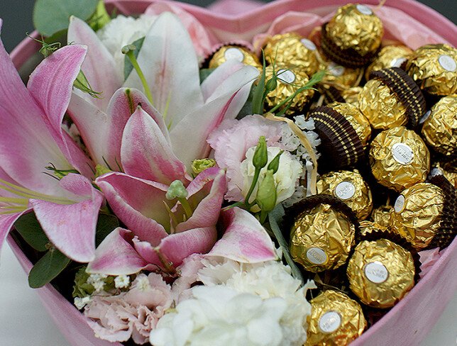 Коробка с розовыми лилиями, эустомой и Ferrero Rocher Фото