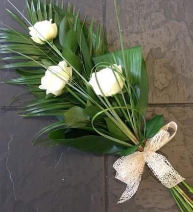 Buchet funerar cu trandafiri albi foto 394x433