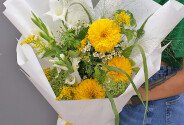 Букет из подсолнухов, гладиолусов и ромашек — фото 2