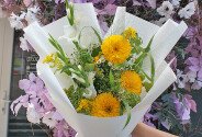 Букет из подсолнухов, гладиолусов и ромашек — фото 3