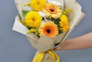 Buchet din floarea-soarelui galbene si gerbere — foto 1