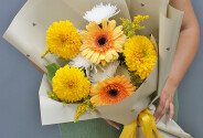 Buchet din floarea-soarelui galbene si gerbere — foto 3