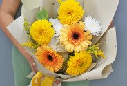 Buchet din floarea-soarelui galbene si gerbere — foto 4