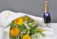 Set: Buchet din floarea-soarelui, gladiole si romanite si Vin spumant brut alb Cricova 0,75 l — foto 2