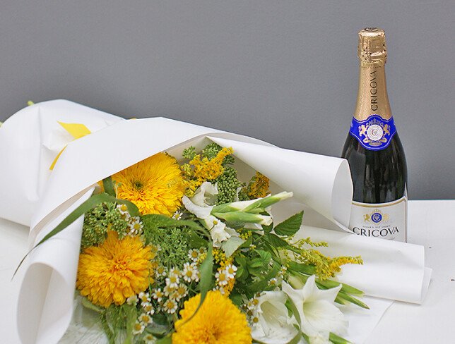 Set: Buchet din floarea-soarelui, gladiole si romanite si Vin spumant brut alb Cricova 0,75 l foto