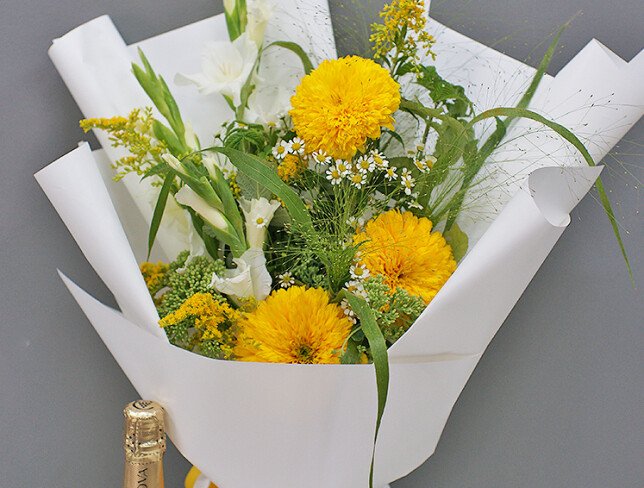 Set: Buchet din floarea-soarelui, gladiole si romanite si Vin spumant brut alb Cricova 0,75 l foto