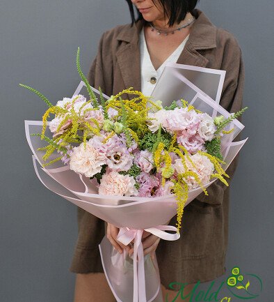 Bouquet of eustomas and dianthus “Wave of Tenderness” photo 394x433
