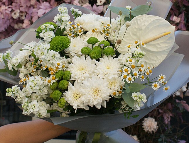 Buchet din crizanteme, matthiola albe si anthurium foto