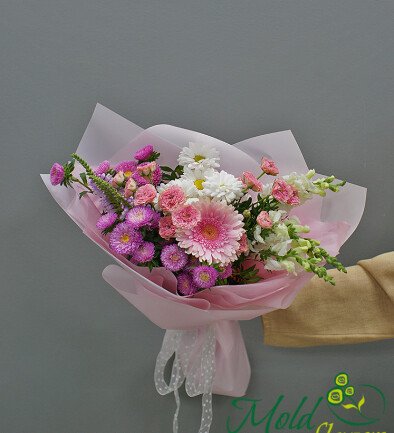 Buchet din trandafiri de tufa roz, gerbera si astrii foto 394x433