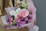 Buchet din trandafiri de tufa roz, gerbera si astrii — foto 3