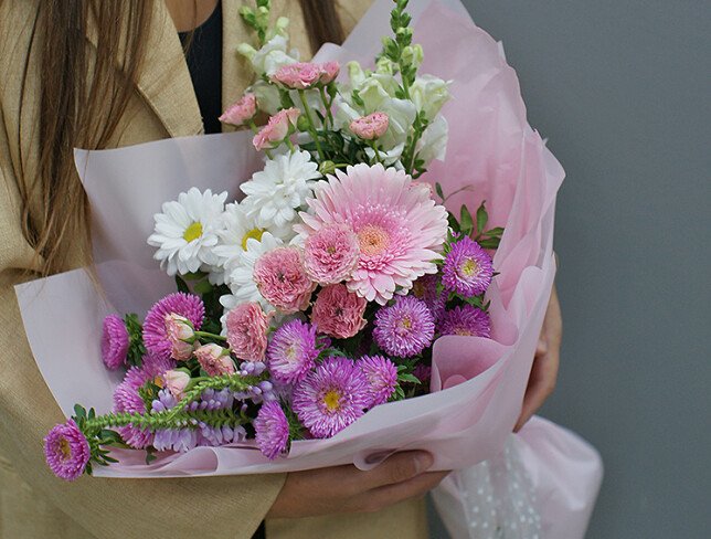 Buchet din trandafiri de tufa roz, gerbera si astrii foto