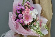 Buchet din trandafiri de tufa roz, gerbera si astrii — foto 4
