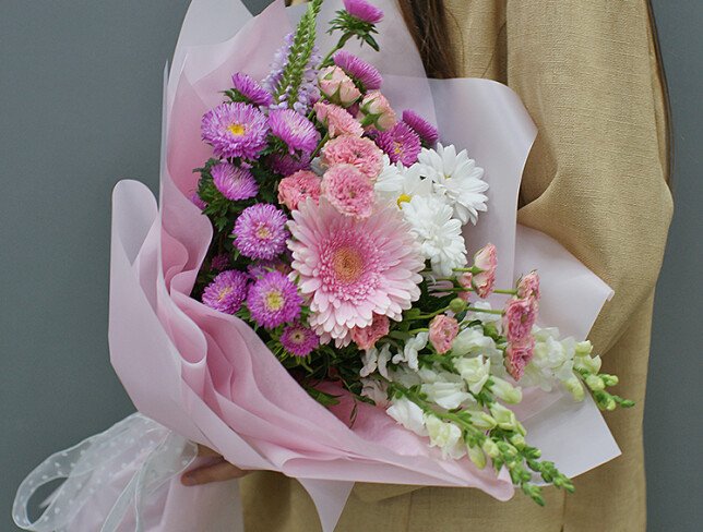 Buchet din trandafiri de tufa roz, gerbera si astrii foto