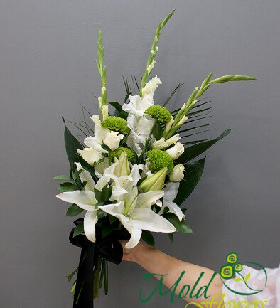 Buchet funerar cu crini, gladiole albe si crizanteme verzi foto 394x433