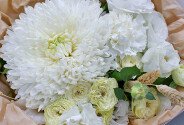 Buchet din trandafiri albi si crizanteme sferica „Primul clopotel” — foto 2