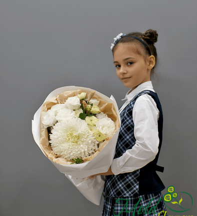 Buchet din trandafiri albi si crizanteme sferica „Primul clopotel”