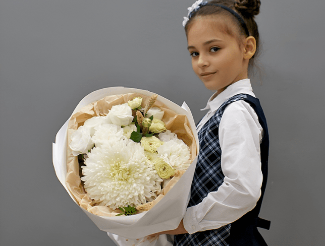 Buchet din trandafiri albi si crizanteme sferica „Primul clopotel”