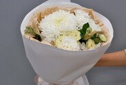 Buchet din trandafiri albi si crizanteme sferica „Primul clopotel” — foto 3