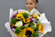 Buchet din floarea-soarelui si dianthus „Lectia insorita” — foto 1