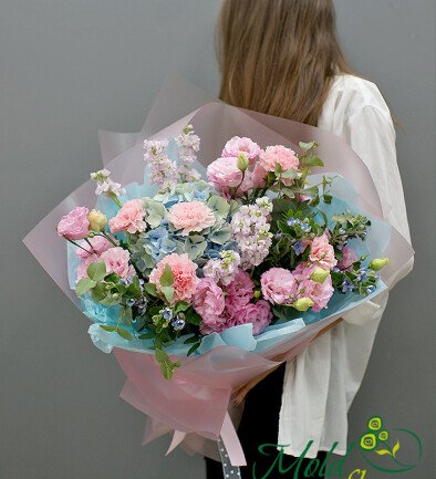 Buchet cu hortensie albastra, dianthus roz si eustoma „Poveste pastelata” foto 394x433