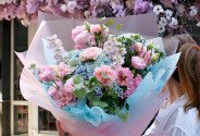 Букет с голубой гортензией, розовыми диантусами и эустомой «Пастельная сказка» — фото 4