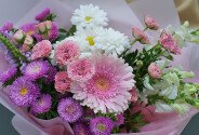 Букет из розовых кустовых роз и герберы "Учёба в радость" — фото 3