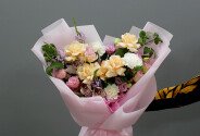 Buchet cu trandafiri crem, eustome si dianthus „Farmecul clipei” — foto 1