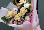 Buchet cu trandafiri crem, eustome si dianthus „Farmecul clipei” — foto 2