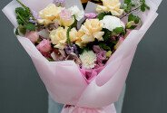 Buchet cu trandafiri crem, eustome si dianthus „Farmecul clipei” — foto 3