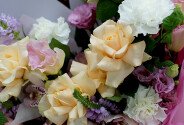 Buchet cu trandafiri crem, eustome si dianthus „Farmecul clipei” — foto 4