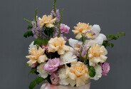 Cutie cu trandafiri crem, eustome si dianthus — foto 1