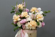 Cutie cu trandafiri crem, eustome si dianthus — foto 2
