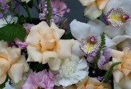 Cutie cu trandafiri crem, eustome si dianthus — foto 3