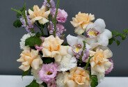 Cutie cu trandafiri crem, eustome si dianthus — foto 4