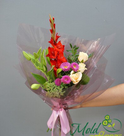 Buchet din trandafiri crem, crini si gladiole „Melodia sufletului” foto 394x433